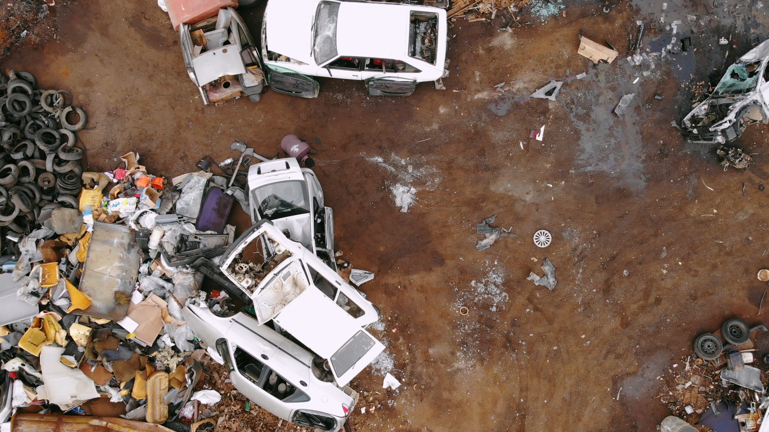 How to dispose an accidental car safely using the right recycling method